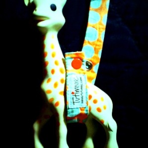 sophie-the-giraffe-tutimnyc-leash