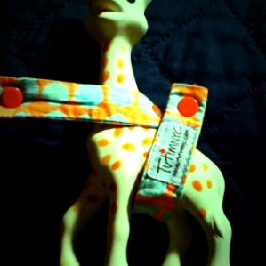 2-sophie-the-giraffe-tutimnyc-leash